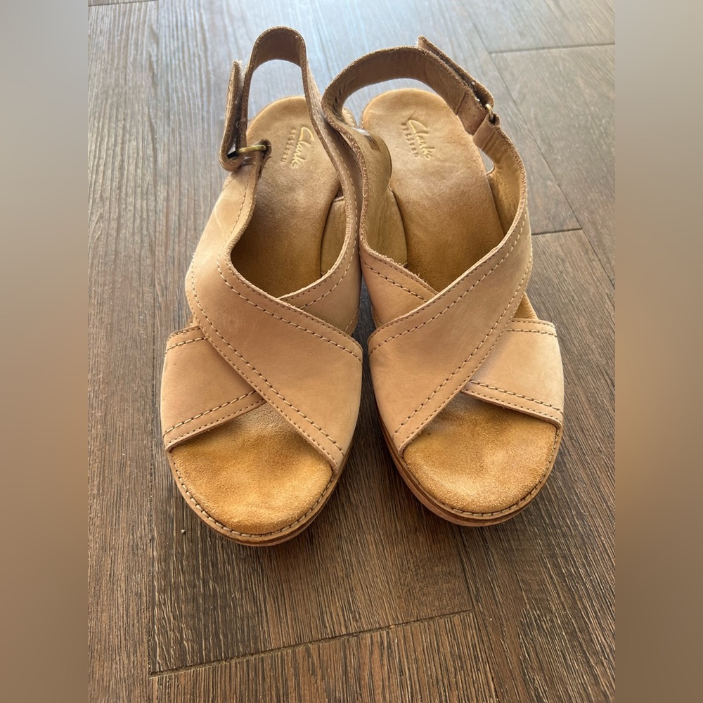 Clarks Women Aisley Tulip Sandal Size 9.5 Cork Wedge Platform Tan Nude Suede